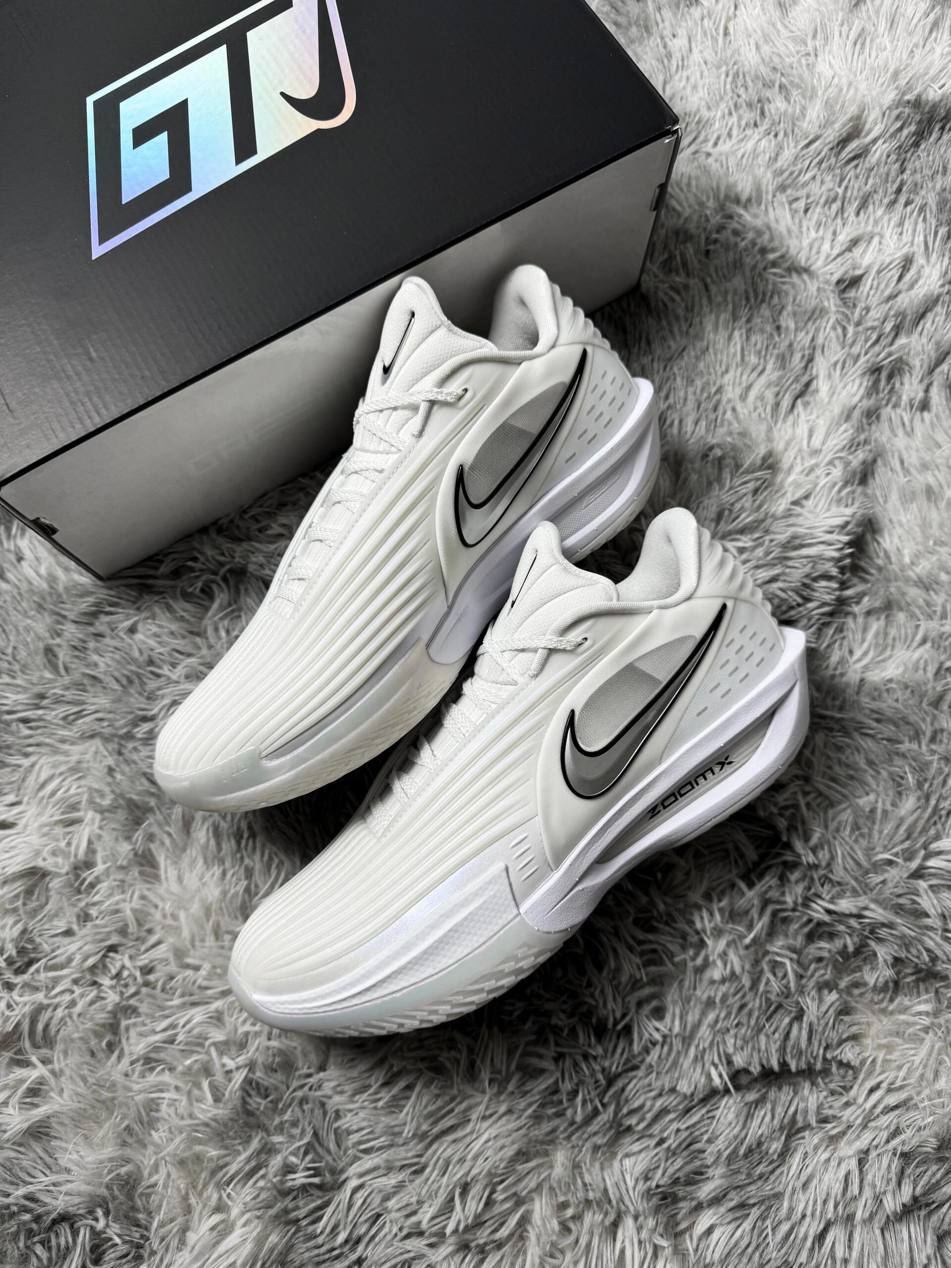 《这双“奶白战神”杀疯了!Nike GT系列新王登基,脚感直接踩在云里》